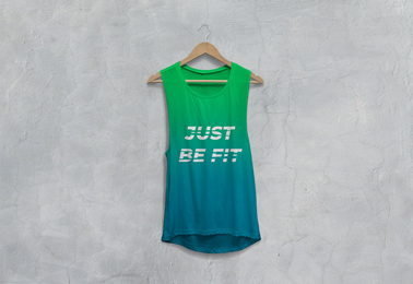 Latschiges Tanktop auf einem Bügel Vorderansicht