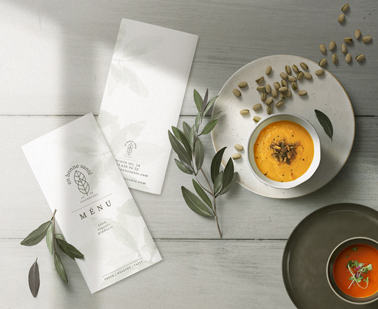 Меню-буклет рядом с суповыми чашами