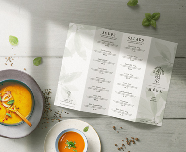 Раскрытое меню-буклет на обеденном столе