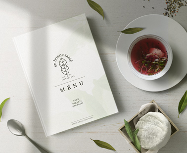 Меню в твердой обложке на обеденном столе