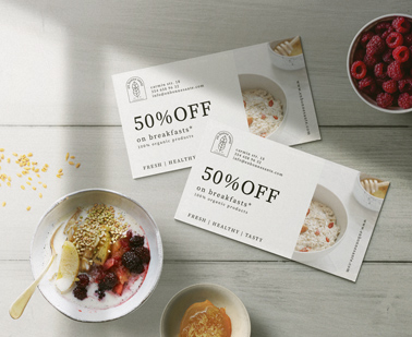 Дисконтные карты рядом с пиалами с едой