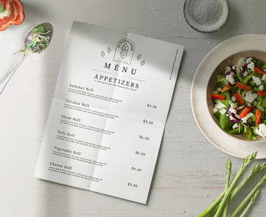 Меню с закусками на обеденном столе