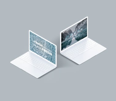 Zwei weiße MacBooks auf grauem Hintergrund