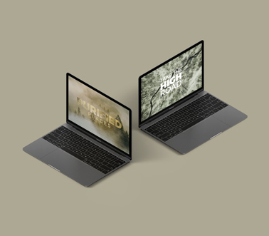 Zwei graue MacBooks auf einem weisen Hintergrund