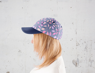 Mujer con una Gorra, Vista Lateral