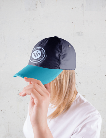 Mujer con una Gorra, Vista Angular