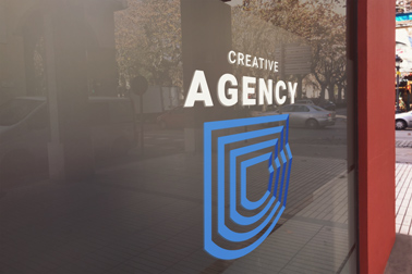 Letreiro com Logotipo em uma Janela de Escritório