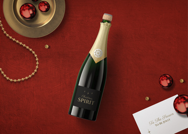 Champagne avec des décorations de Noël et une carte