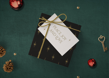 Boîte-cadeau de Noël avec une carte de vœux