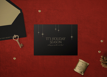 Carte de vœux, une enveloppe et décorations de Noël