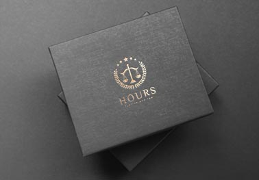 Logo sobre una caja negra de cartón