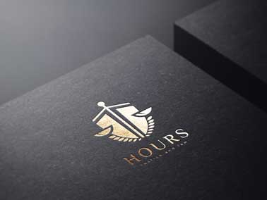 Logo ampliado sobre una caja negra
