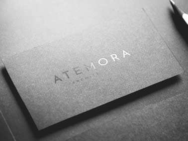 Logo sobre una tarjeta de visita negra