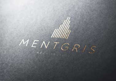 Logo sobre una superficie con textura gris