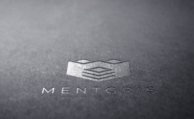 Logo sobre textura gris oscura