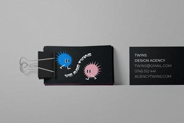 Cartes de visite attachées avec une pince-notes