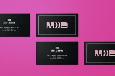 Cartes de visite sur une surface violette