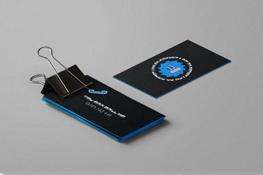 Pile de cartes de visite avec une pince-notes