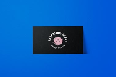 Carte de visite sur une surface bleue