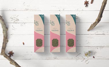 Trois paquets de thé minces sur un fond en bois