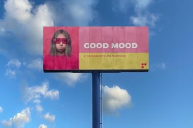 Panneau publicitaire d'autoroute sur un fond de ciel bleu
