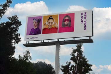 Valla publicitaria horizontal larga sobre un fondo de árboles