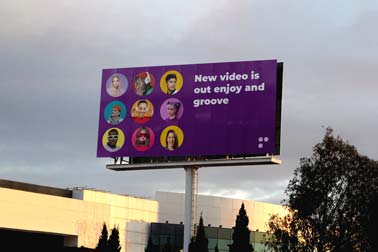 Valla publicitaria horizontal larga sobre un fondo de edificios
