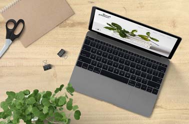 MacBook und Schreibwaren auf einem Schreibtisch