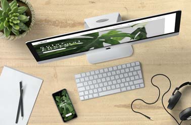 iMac-Set und ein iPhone von oben