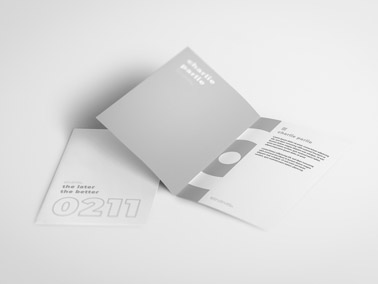 Deux livrets sur une surface blanche