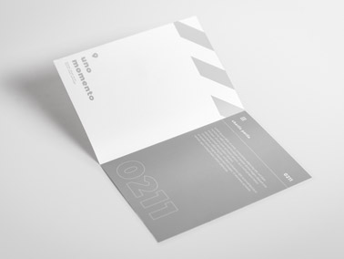 Livret ouvert sur une surface blanche