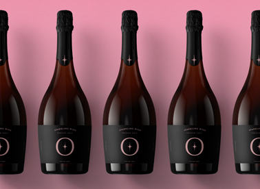 Mehrere Champagnerflaschen auf einer rosa Fläche