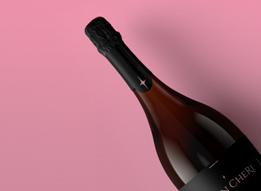 Vergrößerte Ansicht einer geneigten Champagnerflasche