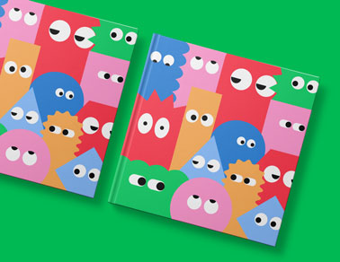 Dos libros cuadrados sobre un fondo verde