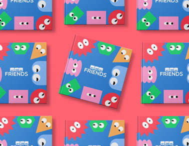 Múltiples libros cuadrados sobre un fondo rosa