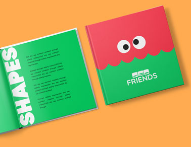 Dos libros cuadrados, uno abierto y otro cerrado