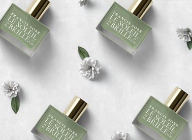 Vier Parfümflaschen mit Blumen