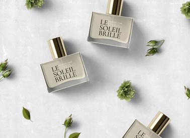 Drei Parfümflaschen mit Blumen