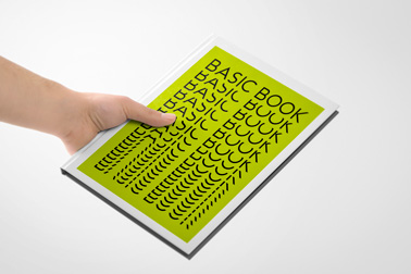 Hand hält ein schmales Hardcover-Buch