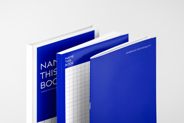 Drei Hardcover- und Softcover-Bücher