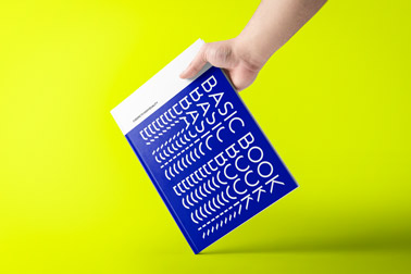 Hand, die ein nach links geneigtes Buch hält