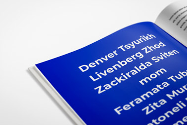 Aufgeschlagenes Hardcover-Buch Linker oberer Teil