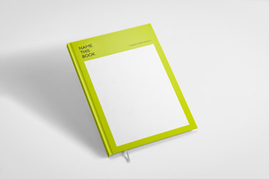 Schlankes Hardcover-Buch nach hinten geneigt