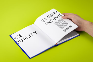 Hand, die Buchseiten hält und umblättert