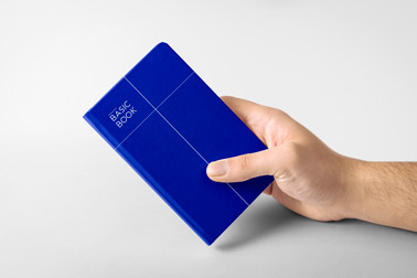 Hand, die ein Hardcover-Notizbuch hält