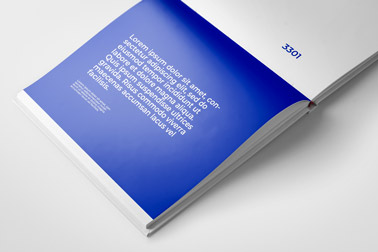 Vergrößerte Ansicht eines aufgeschlagenen quadratischen Buches