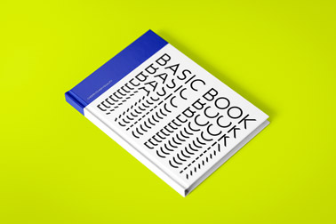 Geneigtes Hardcover-Buch auf einer grünen Oberfläche