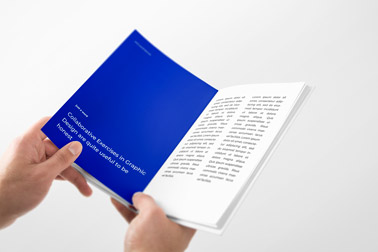 Hand hält ein offenes Buch Ansicht von unten