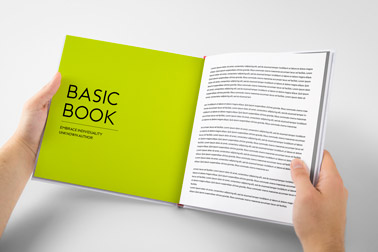 Hand, die ein aufgeschlagenes quadratisches Buch hält