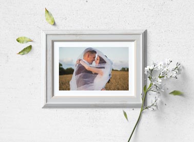 إطار خشبي أفقي مع فرع زهور